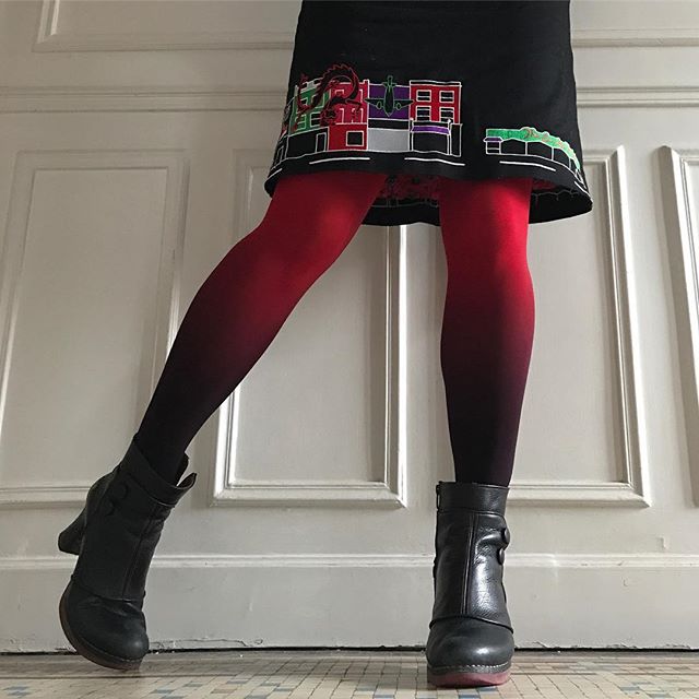 Ma nouvelle jupe Nicola Quilter qui représente les devantures de Camden ! Trop belle ! Et des collants qui viennent de @etsy :) #ciloubidouillemode #ciloubidouillecollant #nicolaquilter