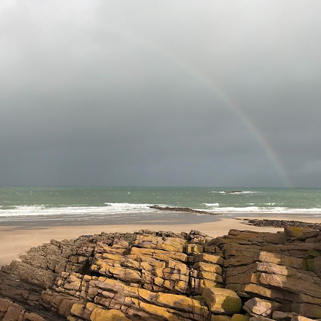 Le comité d’accueil est au rendez-vous ! Arc-en-ciel, crêpe au caramel au beurre salé, percheron et saint Erwan... je suis en territoire connu et aimé :) #bretagne #breizh #erquy