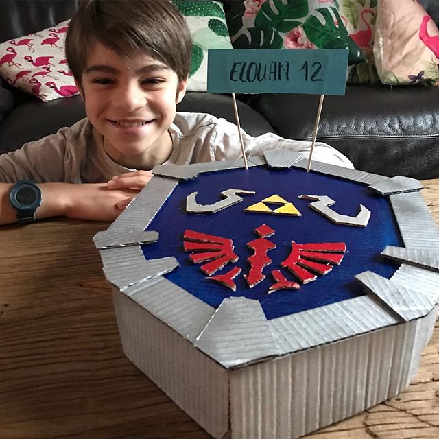 Elouan a douze ans ! Et ce matin, en surprise matinale, il a trouvé un bouclier de Zelda piñata :). Joyeux anniversaire ma merveille.
