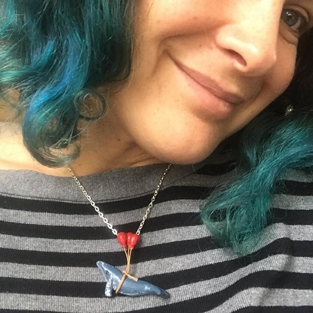 Si la mer te manque, mets la mer à ton cou ! Une baleine et des ballons... c’est joli non ? #ciloubidouillebijoux #petitcadeau #mercilavie