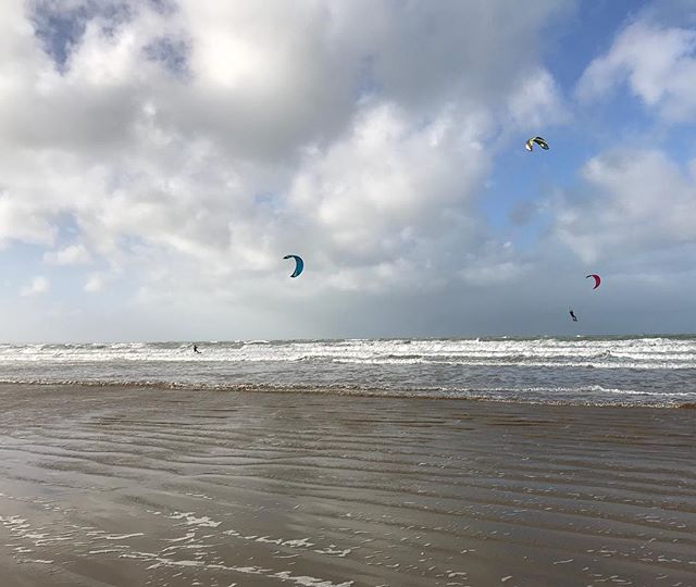 Hommes volants. La mer, le vent, le bleu et le blanc... tout cela me manquait tellement !  #erquy #bretagne #breizh