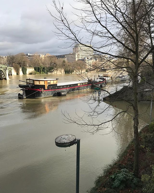 Les quais sont sous l’eau à Paris :)