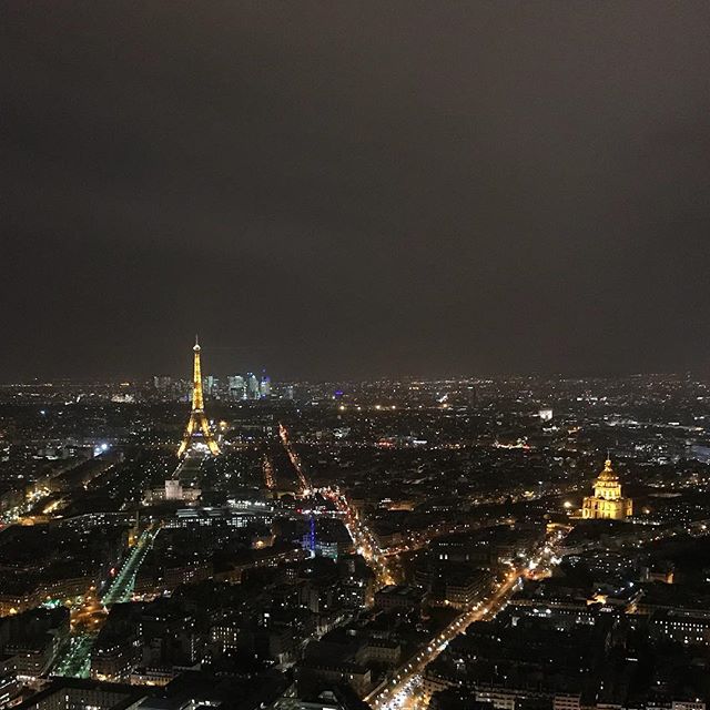 Bijoux parisiens. On a décidé sur un coup de tête d’aller regarder Paris d’en haut de la tour montparnasse. Quelle bonne idée ! Personne et une vue bien dégagée. #happy #paris #tourmontparnasse #parisbynight