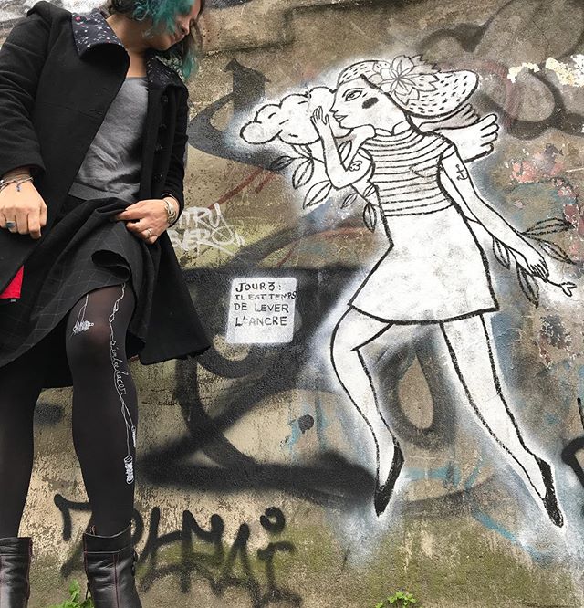 De retour d’un tête à tête avec Paul Jobs, les murs me parlent... où es-tu, la chouette boîte, qui a besoin de mes compétences ? J’ai l’impression qu’on cherche chacun dans notre coin sans se croiser ! Allez, viens, tu verras, je saurai gérer ta com sur internet, tes réseaux sociaux, remplir ton site de super contenus (texte, photos, vidéos)... tu m’embauches et hop, tu as trois jobs en un : content manager, community manager, responsable marketing... Magique non ? Et si l’ambiance est bonne, je peux même cuisiner des cookies ! #ilovemyjob #ciloubidouillecollant