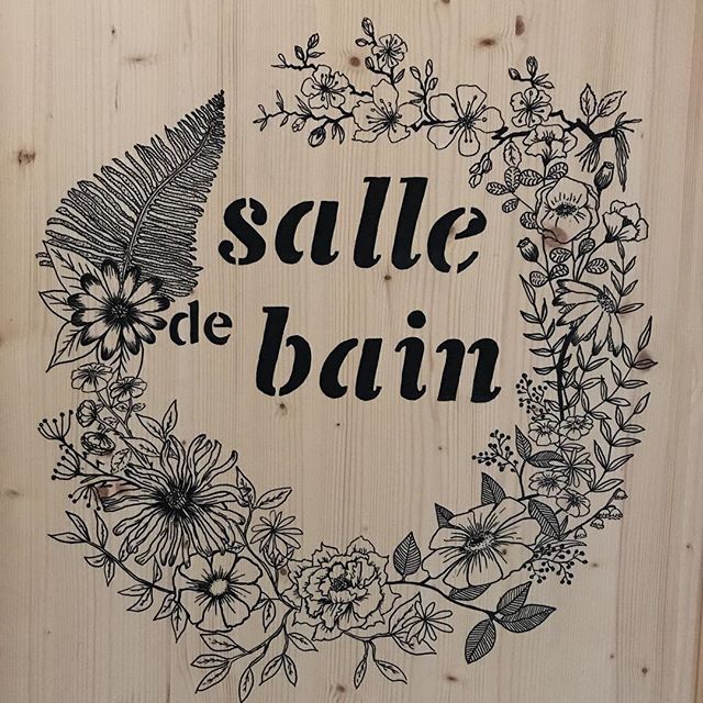 Toujours amoureuse de ce dessin fait au posca sur la porte de ma salle de bain (l’article du tuto est sur mon blog en mars 2017) #ciloudrawings #posca #poscaart