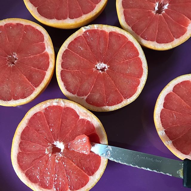 Je fais partie de la team qui prépare les pamplemousses avant de les manger. Je détache un par un les quartiers et j’adore faire ça. Tradition familiale :)