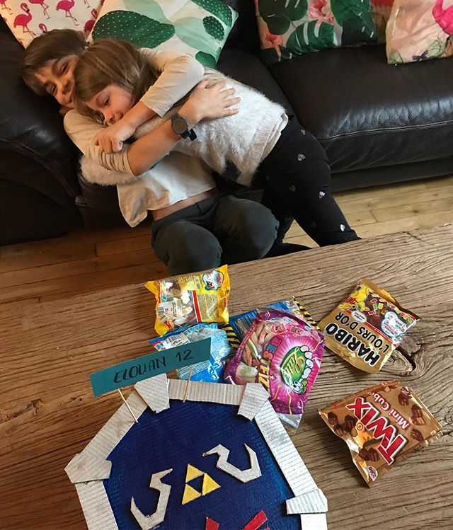 J’ai mis en ligne la fabrication de ce bouclier de zelda façon piñata sur mon blog :). Et je parle aussi de famille, de jeu et de pouf ^^