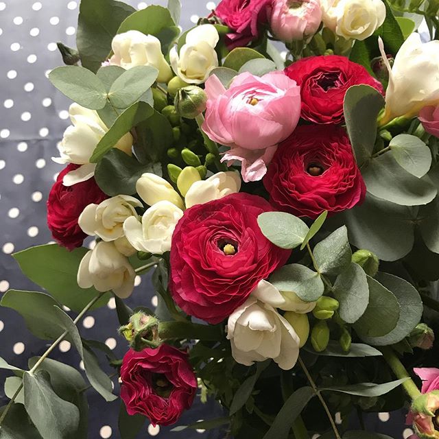 Les copines qui me connaissent... merciiiii  vive les fleurs et bon dimanche à tous !