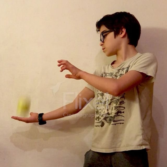 Je m’amuse avec l’application @cinemagraphstudios. Vous connaissez le principe ? On fait un film et puis on décide de figer l’image à un instant T. On sélectionne ensuite une zone où on laisse la vidéo se dérouler :). Ca donne un Elouan figé et une pomme qui s’agite :) Cette version gratuite de l’appli impose le filtre (et la payante vaut 200€ l’année !!!!). Du coup je cherche une autre appli qui permette cette astuce sans passer par photoshop et tout le bazar. Vous en connaissez ?