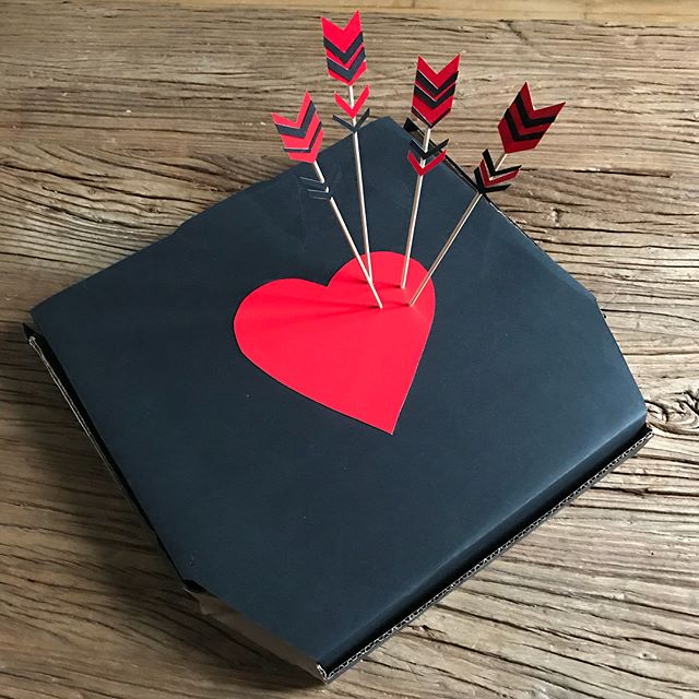 Une drôle de pizza en surprise pour mon amoureux ce matin :). Belle journée à tous ceux qui aiment. On est nombreux non ?  #saintvalentin #valentinesday #valentinsdaygift #diy #love