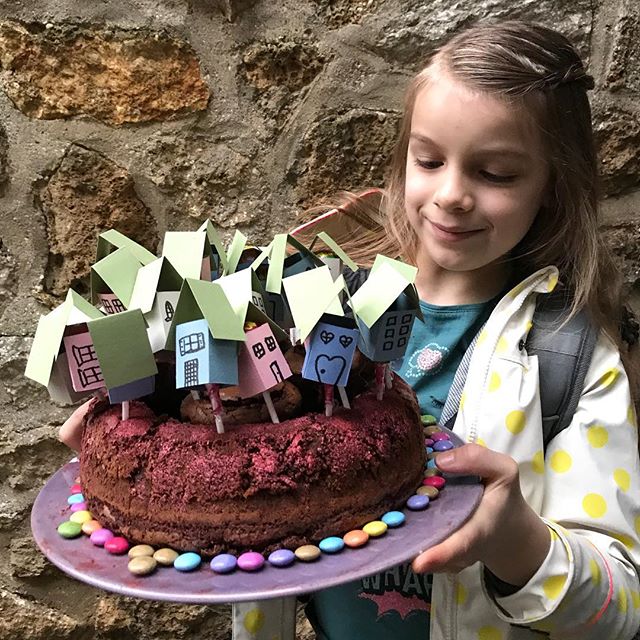 Avant dernier jour dans cette école pour Siloë. Après les vacances, elle sera dans une autre. Alors on a fait un goûter de départ, avec plein de petites sucettes maisons pour dire « au-revoir, on déménage »... (les trois autres restent dans leurs établissements).
