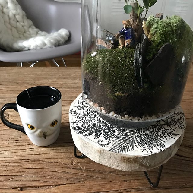 J’ai dessiné au posca directement sur le bois de ce joli porte-pot trouvé chez Action. Je pose le terrarium de Maëlle dessus et quand je le soulève, il y a écrit « jardin secret ». J’adore ! #ciloudrawings #ciloubidouilledrawing