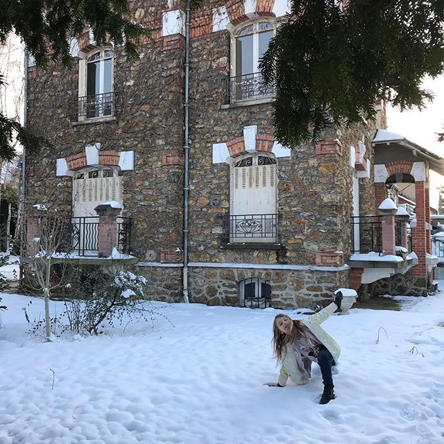 Voici notre nouvelle maison. Plein d’émotions contradictoires entourent la décision de déménager. Mais maintenant que c’est le sens de notre histoire, ce qui gonfle mes voiles, c’est elle. Cette jolie meulière qui va connaitre nos joies, nos peines, nos rires, nos cris, notre famille, nos amis... j’espère qu’elle nous apportera autant de chouettes souvenirs que la précédente ! On pose nos valises en mars. J’ai hâte !