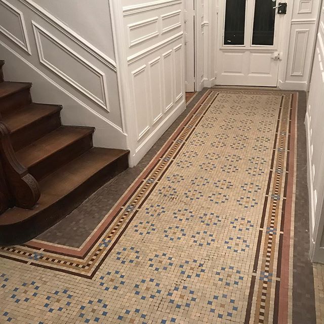 Le carrelage d’entrée de ma nouvelle maison. Je le garde bien-sûr même si ce n’est pas du tout mon style. Je sais que la tendance est à ces sols vintage mais moi, j’ai du mal avec ce style. Je vois bien le cachet que ça apporte hein. Juste c’est pas ma came :) #cilounewhome