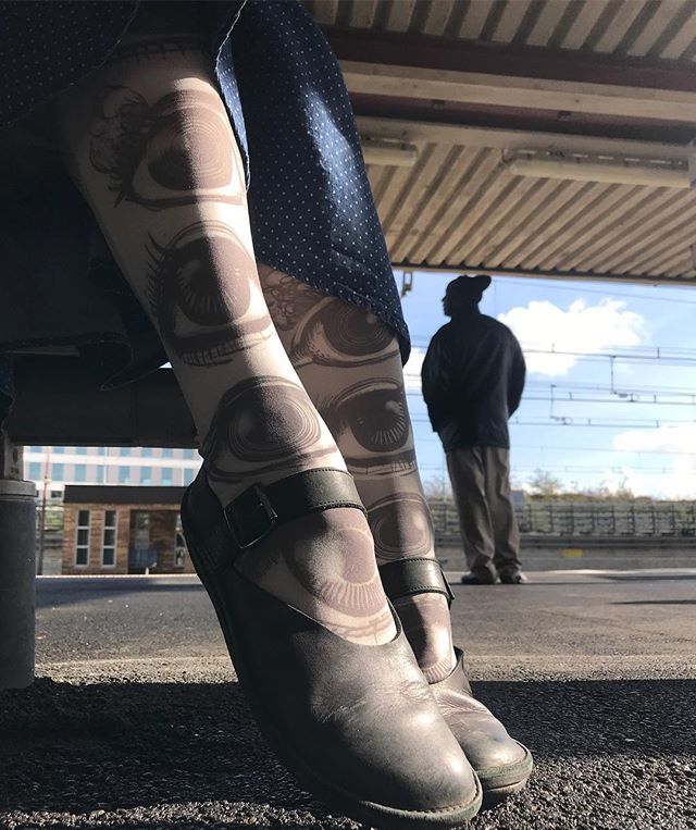 Je te vois, toi. Oui toi derrière ton écran. Je te fais des bisous et je te souhaite un merveilleux WE. Voire même de jolies vacances si tu as pris des jours. Nous c’est carton carton carton. Pis peinture, plomberie, jardinage... les vacances arrivent lundi. Et on s’en va au soleil !! #ciloubidouillecollant #marieantoilette