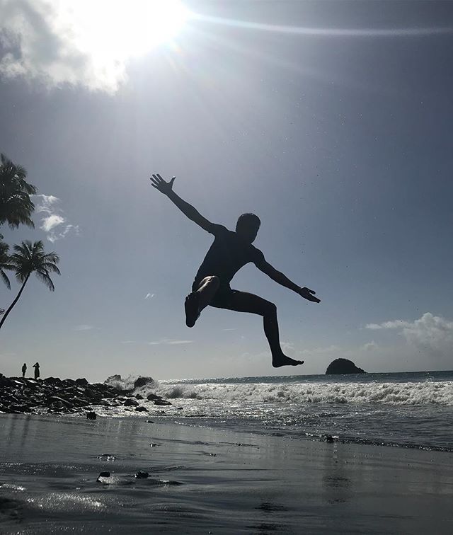 Jump shot sur une plage de sable noire #ansecouleuvre #martinique #cilouenmartinique