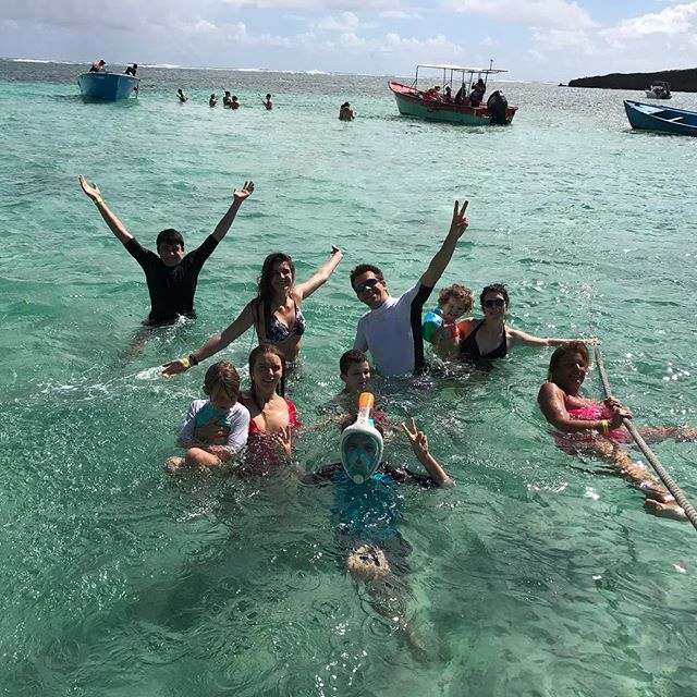Ma smala qui fait trempette dans la baignoire de Joséphine, un banc de sable au milieu de la mer :) #cilouenmartinique #martinique #baignoiredejosephine