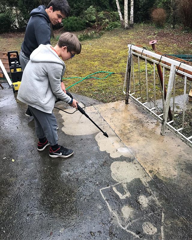 Les joies du karcher... les garçons sont à fond ! Personne ne veut ramasser le bois, qui était la deuxième proposition... ^^ #cilounewhome
