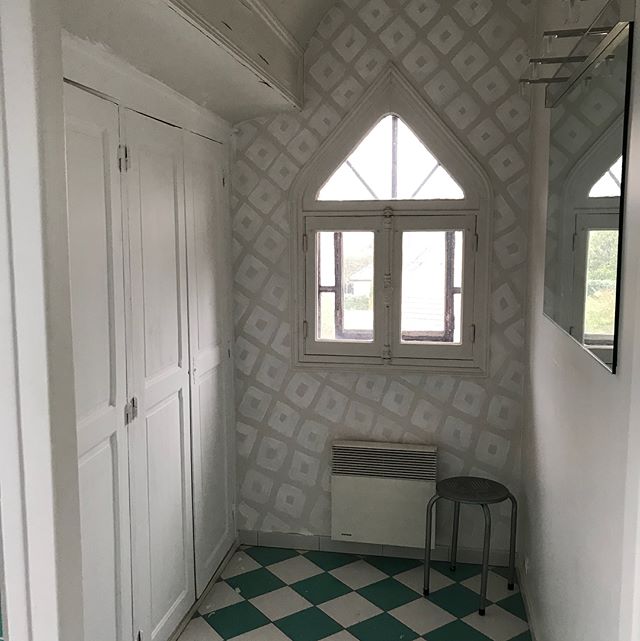Exit les portes roses du dressing des garçons. Du blanc pour le moment. C’est un peu peinture sur merde mais là j’ai envie de résultats visibles :) #cilounewhome