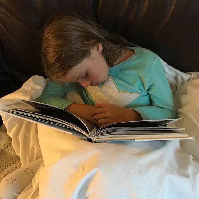 Petite fille malade... note à moi-même : la prochaine fois que j’ai une otite carabinée, penser à s’endormir gracieusement, bien emmitouflée, en lisant une BD. Je suis certaine que ça attendrira ma mère !