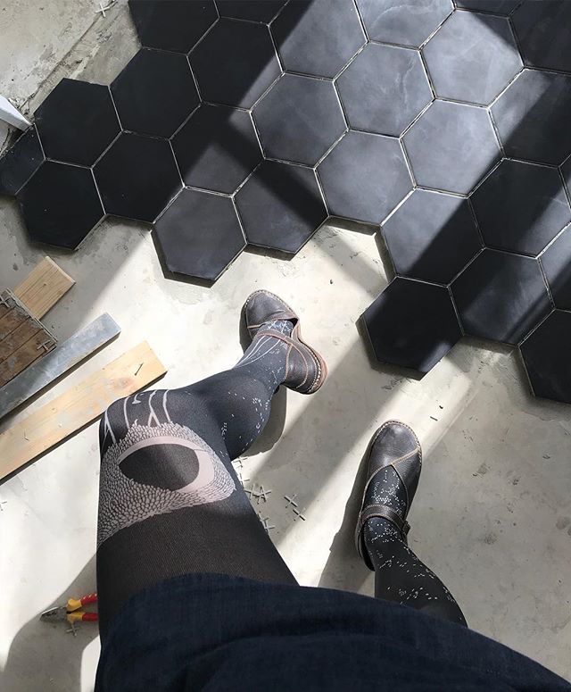 Pose à la @sophiefontanel :). Je viens de finir de nettoyer les creux entre les carreaux de ma cuisine. Ce soir c’est joint ! (Les collants sont ceux de @liligambettes et je les aime d’amour) #cilounewhome #liligambettes #ciloubidouillecollant