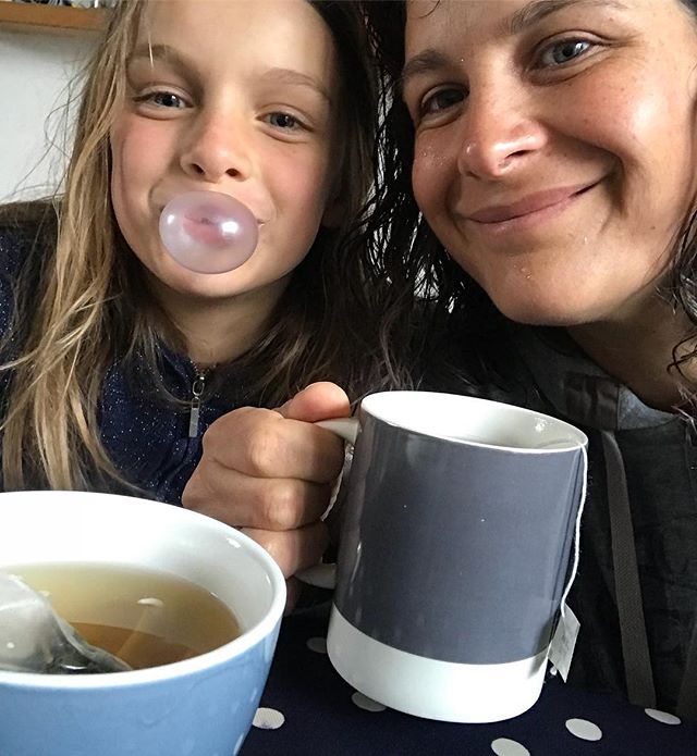 On s’est pris la sauce en vélo mais on a quand même pris le temps d’aller lui acheter un malabar comme promis. Maintenant c’est tisane pour se rechauffer toutes les deux !