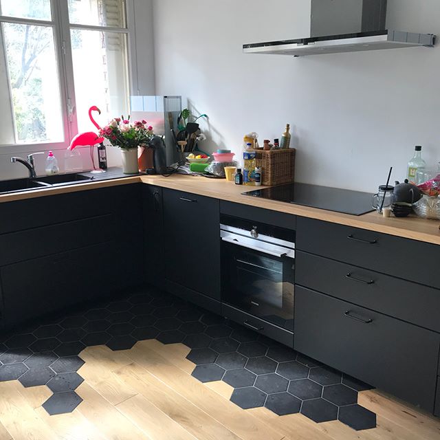 Ma cuisine, pas du tout instagramable parce qu’encore pleine de bordel (et j’en ai poussé pleiiiin hors cadre ^^). Je la kiffe grave de grave et je surkiffe que ça avance. J’ai l’impression qu’elle sera finie ce we !! J’ai hâte, mais hâte... La touche de couleurs super jolies dessus, c’est le bouquet offert par ma cops Virginie et purée, il m’a fait un bien fou !! Pluie de love sur toi mon amie #kitchen #kitchendesign #blackkitchen #cuisineikea #ikeakitchen
