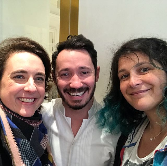 Découverte Gourmande : Les Pâtisseries De Cédric Grolet 5 Le truc de dingue de ma journée : faire la queue devant le Meurice, la pâtisserie de @cedricgrolet avec mon amie Céline pour déguster quelques-unes des incroyables merveilles du chef pâtissier ! Petit bonus, on a pu faire des photos avec lui ^^ ! J’ai rapporté la pomme rouge chez moi et j’ai hâte de pouvoir la goûter ! Je peux déjà vous confirmer la tuerie des madeleines et des cookies !! #patisserie #patisseriefrancaise #cedricgrolet #lemeurice