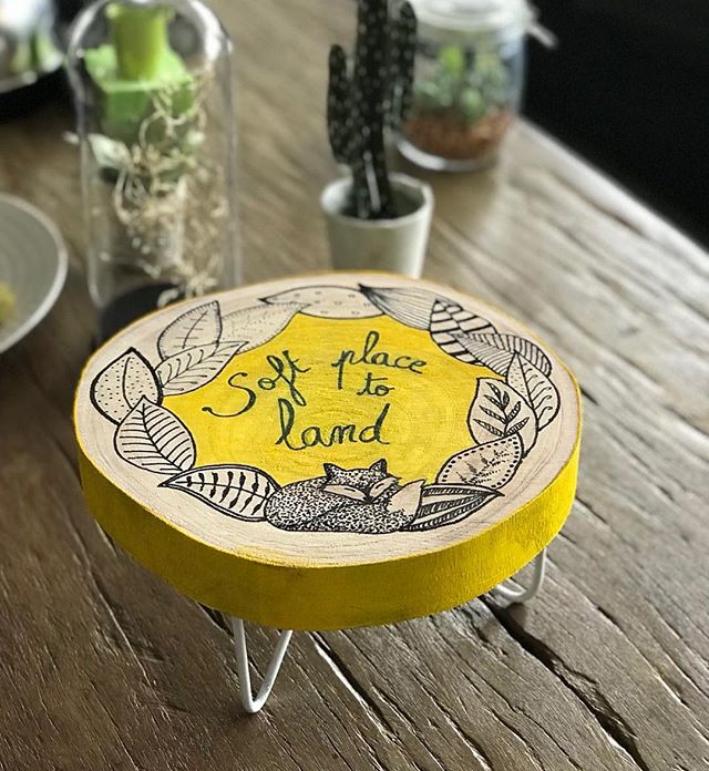 Ca parle sous plante en bois customisé sur mon blog :). Un peu de dessin, de peinture et hop, vous avez personnalisé votre rondin de bois ! #ciloubidouille #diy #ciloudrawings #ciloubidouilledrawing #posca #paintedwood