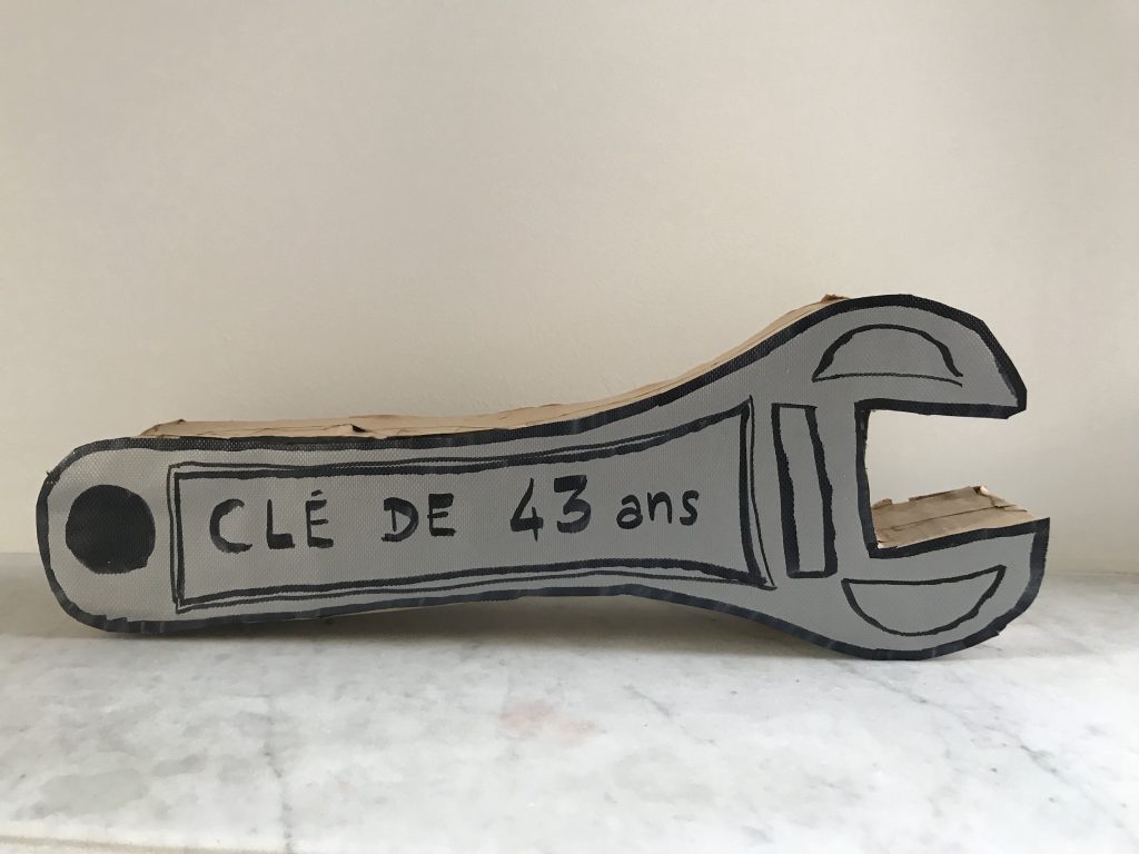 clé à molette en carton