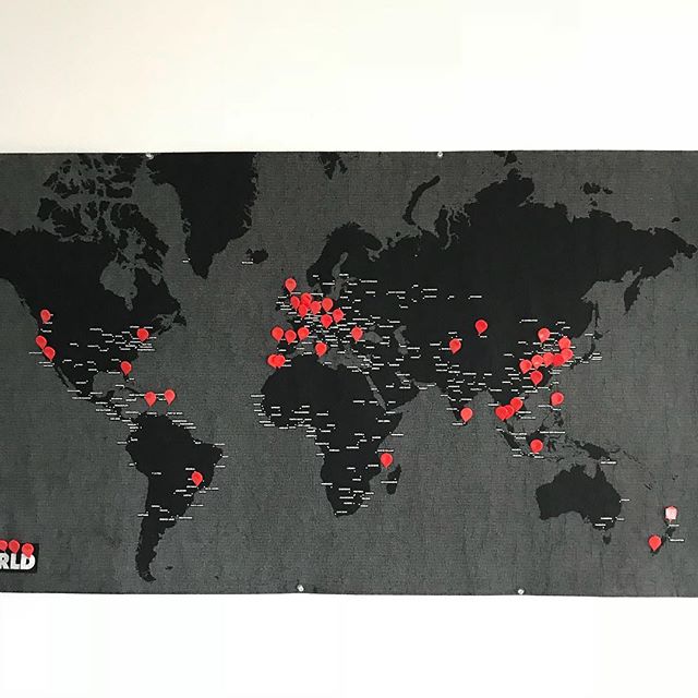 Le planisphère qui enregistre nos voyages 1 Le planisphère est à nouveau au mur ! C’est chouette toutes ces bulles rouges. Je me rends mieux compte de ma chance fabuleuse de voyager autant. Et j’ai des envies de combler toutes les zones où je ne suis pas allée. Je rêve d’Oslo, de Johannesbourg, de Montreal, de Moscou, d’Helsinki, de Cuba... Peu probable que ce soit pour les années à venir :). Là on va voyager dans notre maison, me trouver un boulot et payer les études d’Erwan (voire de Maëlle) (si elle est sage). On va privilégier l’Europe proche et redécouvrir encore et encore la pays magnifique dans lequel nous vivons ! #voyage #blogtrip #blogvoyage #travel #blogtravel #familytravel