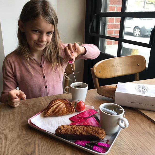 Je fête le bon bulletin de Siloë dans un petit salon de thé. Plus que les résultats, on est heureux de la voir si bien dans cette nouvelle école ! Ca vaut bien un petit moment entre filles (et un kinder) ^^ ! #familytime #mamanfille #tempsdequalité