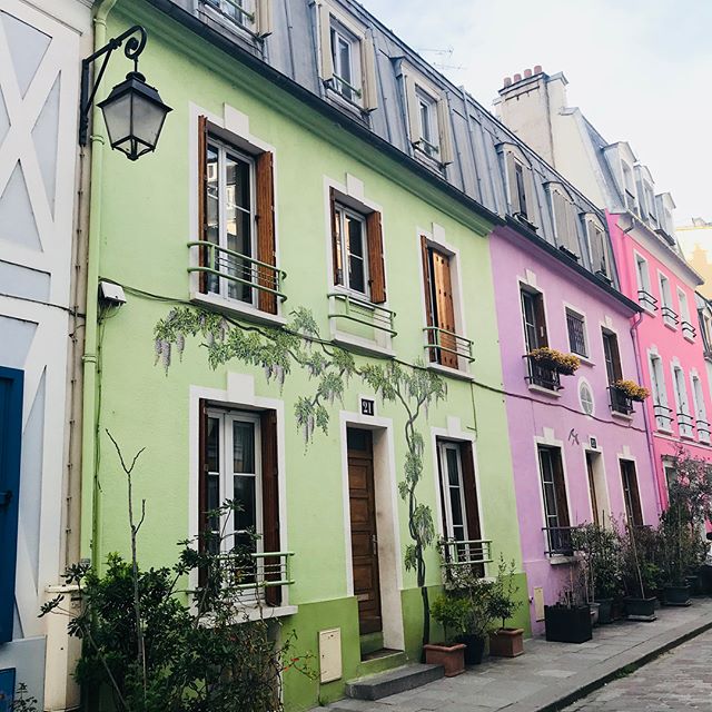 La rue Crémieux, c’est un peu notre Notting Hill à nous :) #paris #ruecremieux #frenchnottinghill