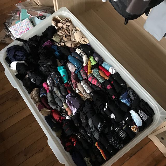 Le déménagement est l’occasion de ranger mes collants, de les trier, donner ceux qui ne sont pas sortis depuis des années. Avant ils étaient en vrac dans des caisses, c’était chiant de retrouver le bon, maintenant ils suivent un ordre de ma logique et surtout ils sont plus visibles/accessibles. Truc rigolo, en les classant, je me disais que j’étais une fille un peu triste avec tout ce noir ! Je sais pourtant que beaucoup n’oserait pas les porter mais moi je pensais que j’étais loin du clown ^^ ! #ciloubidouillecollant