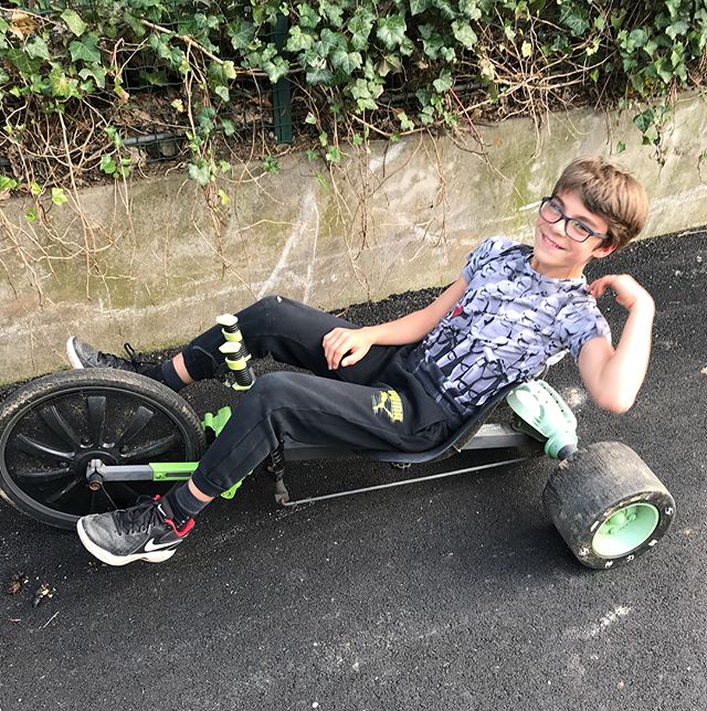 C’est son souvenir préféré rapporté de Chine, sa green machine, une sorte de tricycle court sur patte qu’il dirige avec des manettes. Il enchaine les dérapages avec :). #greenmachine #velocouche #tricycle #