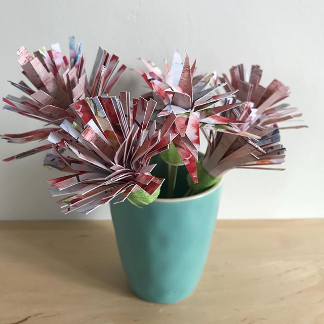 Sur mon blog, je parle de ces fleurs et de toutes celles que je voudrais que vous me donniez pour décorer le mariage de ma soeur. Si l’idée de participer à ce projet créatif un peu foufou vous tente, laissez-moi un message là-bas ! Merci d’avance de votre générosité :). #cilouwedding #paperart #fleurenpapier #paperflower #paperplants #ciloubidouille