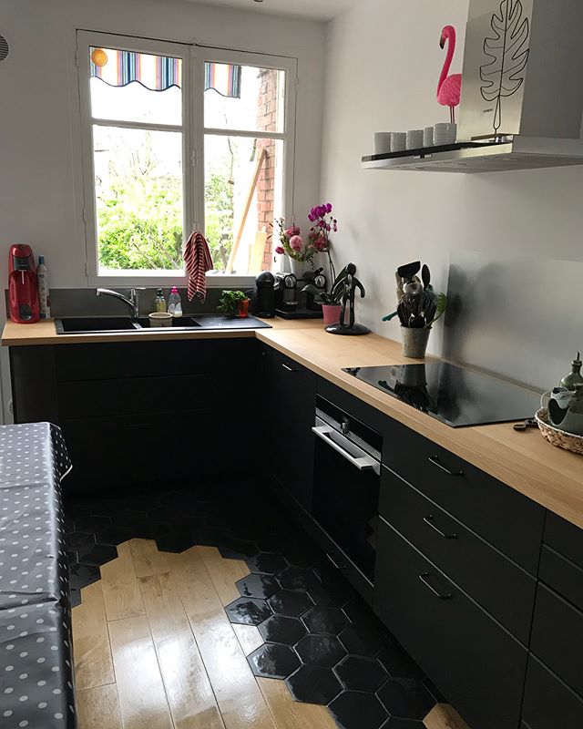 Le cadrage, la clé d’une photo réussie ^^ ! (Je suis dans un mode totalement amoureuse de ma cuisine, mais je me demande si ce n’est pas juste parce que je n’ai pas d’autres prétendants. Le reste de ma maison est dans un bordel fou... je suis à deux doigts de dormir dedans !! ^^) (je vous laisse faire les blagues avec prétendants, bordel, deux doigts, dormir dedans et sol mouillé). #cilounewhome