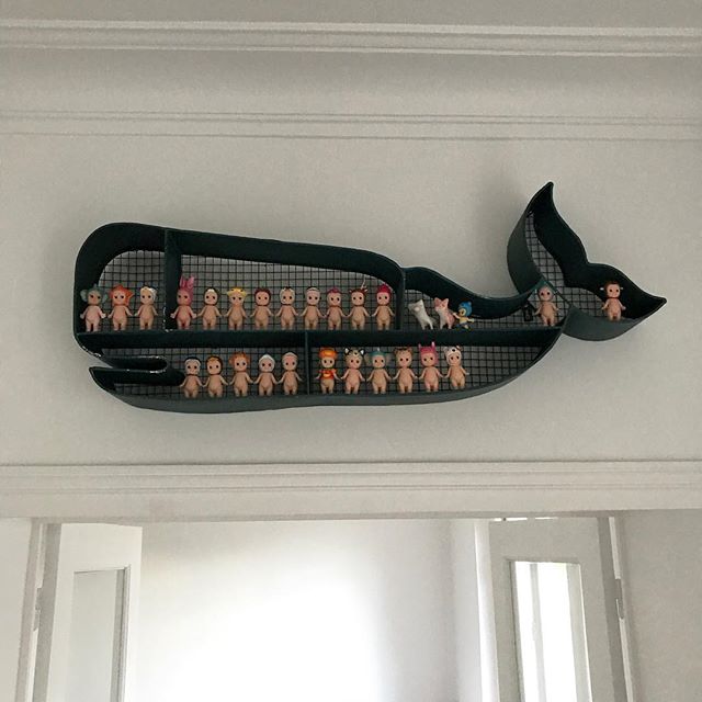 Probablement la déco que je préfère chez moi :). J’adore ce meuble baleine trouvé en Chine (le pays hein, pas la brocante). #cilounewhome #whale #baleine
