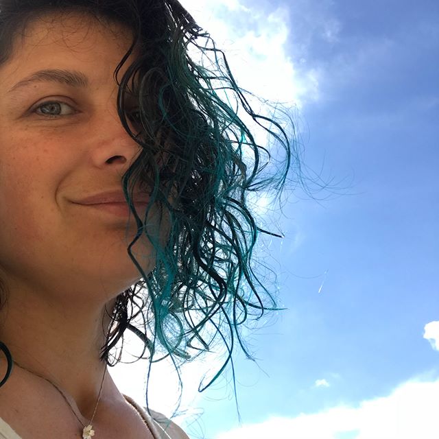 Qu'est ce que ça fait d'avoir 41 ans 1 41 ans de cieux plus ou moins bleus.41 ans de bleus plus ou moins douloureux.41 ans de joie, de toi, de moi.41 ans d’envie, de youpi, de merci.41 ans. Quelque chose qui ressemble à une moitié. Pleine. Heureuse. .41 ans. Des rides, du gras, du bide, des rhaaaaaa !.41 ans. Des rires, des enfants, un avenir, des parents..41 ans. Pas vraiment de bilan. Simplement un chouette sentiment.