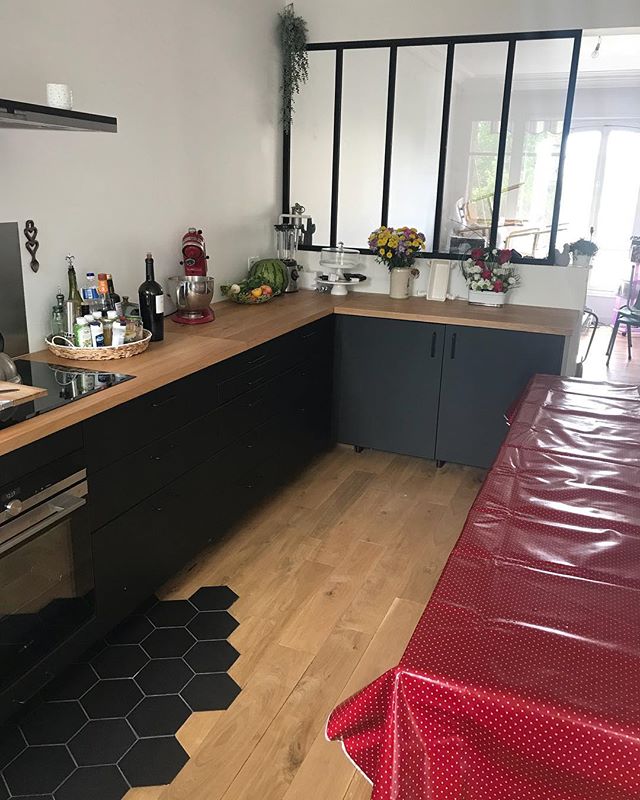 Ma cuisine, côté verrière :). Les choses trouvent une place doucement. On ouvre encore quinze tiroirs avant de tomber sur le bon, mais ça commence à venir. Bref, je vous prépare un article sur cette pièce pour la fin de semaine je pense :). Elle vous plait ? #cilounewhome #blackkitchen #verriere #cuisine #cuisinemoderne