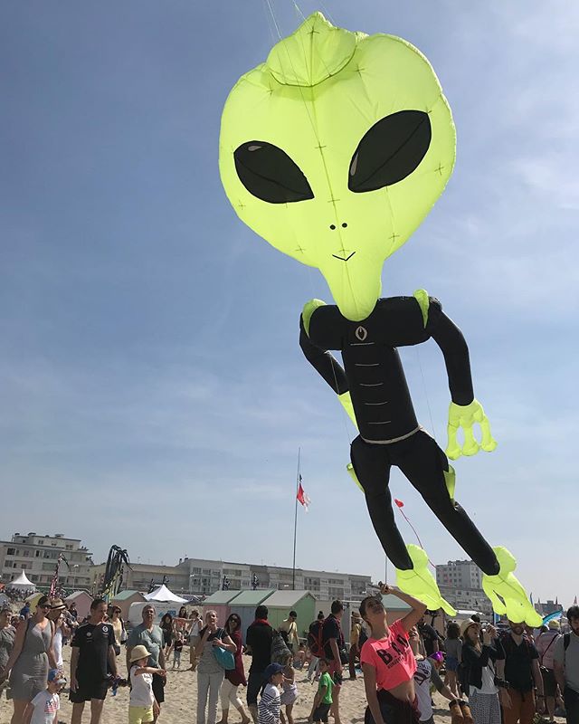 Nous sommes à Berck sur mer, au festival des cerf-volants. C’est toujours assez magique ces étranges créatures volantes :). #berckplage #cerfvolant #alien