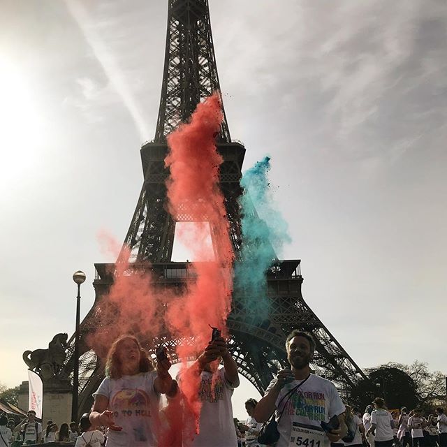 Color run avec mon Erwan et Patou (vu ce que les gens courent, ils auraient dû appeler ça la Color Walk) ^^ #colorrun #paris #toureiffel