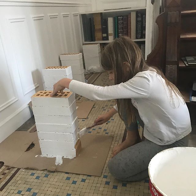 « Maman je peux t’aider ? » « À peindre des briques en blanc ??? Mais quand tu veux ma jolie !! ^^ #exploitationdenfant #travauxmaison #bibliothèque #diydecor #etagere #cilounewhome