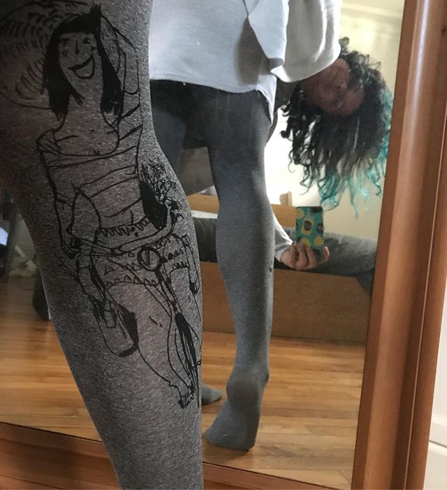 Chacun ses talents. Moi je suis diplômée en photos de collants. On y retrouve la grâce, l’élégance, la féminité, la classe et le chic de la parisienne... Soyez pas jaloux, c’est juste en moi, c’est tout ^^ ! #ciloubidouillecollant #debasenoh