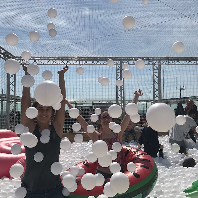 Bref, j’ai emmené les enfants à la piscine à balles située en haut de la tour montparnasse ! 100000 boules blanches sur 40 m2, ca donne des mômes hilares pendant les 10mn de la séance. Si ça vous tente, grouillez-vous, ça ferme le 1 mai ! #bestviewofparis #piscineaballes #tourmontparnasse #observatoirepanoramiquedelatourmontparnasse