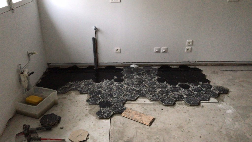 Aménagement de la Cuisine : les travaux #1 14 pose du carrelage noir