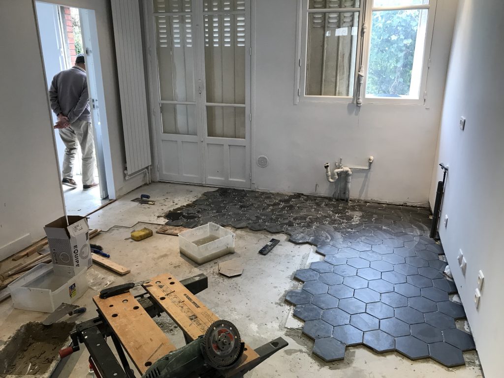 Aménagement de la Cuisine : les travaux #1 15 Carrelage noir hexagonal