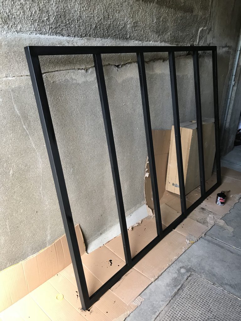 Installation de la cuisine : le montage #2 11 verrière peinte en noir