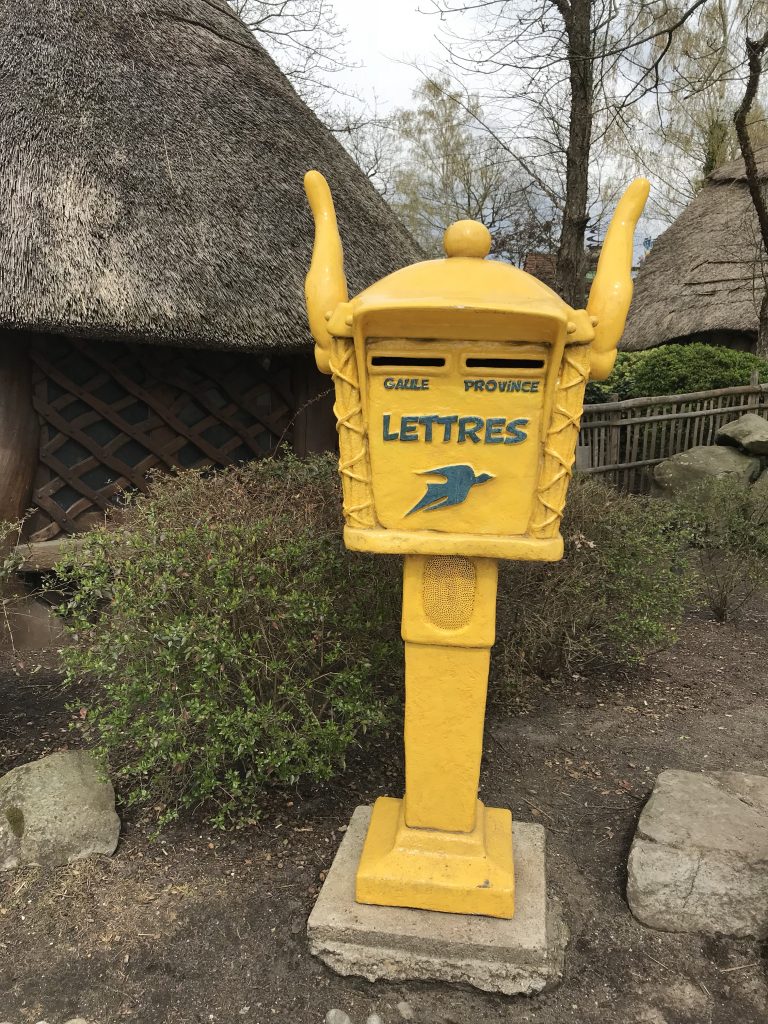 Le Parc Astérix en famille 19 Boite aux lettres gauloise