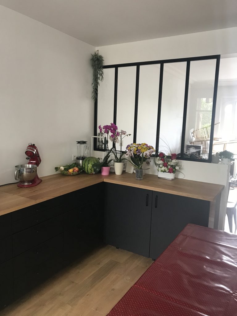 Installation de la cuisine : le montage #2 20 cuisine noire avec verrière